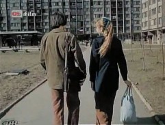 Eifelák se Zuzanou jdou sídlištěm ke škole