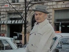 Děda čeká na telefonující paní Olgu