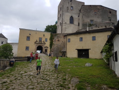 Před konírnou ve městě