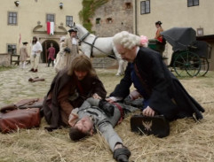 Před konírnou ve městě