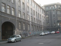 Vjezd do areálu továrny