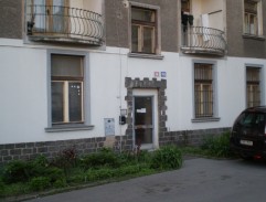 Před domem Slávka Brouska