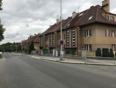 Před domem Lídy Majerové