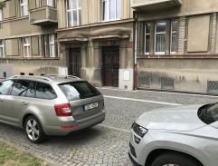 Před Kratěnovým domem