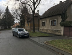 Před domem Trkačových