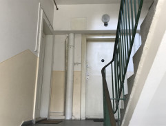 Před bytem Slávka Brouska