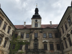 Příjezd k léčebně