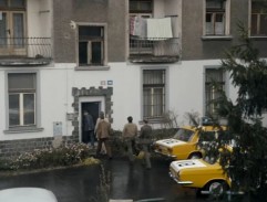 Před domem Slávka Brouska