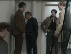 Před bytem Slávka Brouska