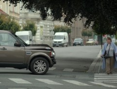 Důchodkyně na přechodu