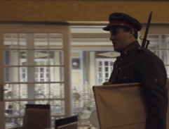 Před pokojem Alexandra Lexy