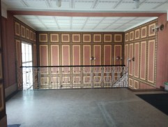 U hotelového schodiště