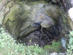 Smutný pohled do studny