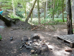 Bartoš spí ve skalách