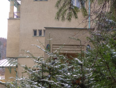 Boční vchod hotelu Popper