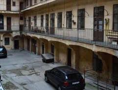 Před domem Arnošta Žáka