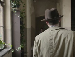 Před bytem Elišky Novotné