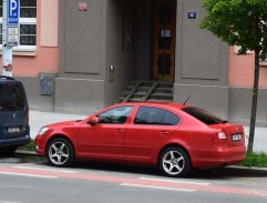 Před domem Makedonce