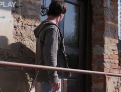 Stoupal před dveřmi