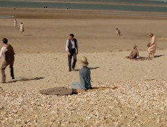 Služebnictvo Downtonu na pláži