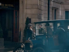 Lady Mary před hotelem