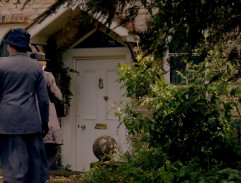 Paní Hughes, paní Patmore a pan Carson se přišli podívat na domek