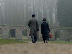 Paní Hughes a pan Carson jdou domů