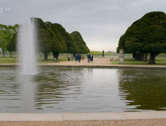 Lady Edith na procházce s Bertiem Pelhamem