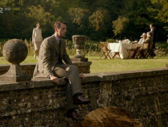 Rodina Crawley si dává čaj u jezera