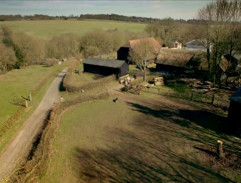 Lady Edith jede na farmu