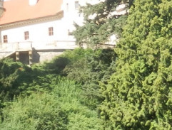 před hradem