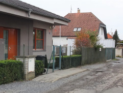 před Jeffovím a Eviným domem