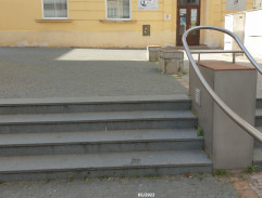 Zuzana Rybářová na schodech