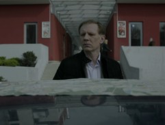 Před červenou budovou