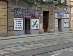 Cesta kolem kadeřnictví