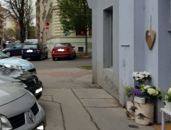 Grygarová před kavárnou