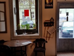 Další schůzka v kavárně