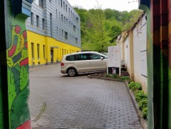 Pomalovaný průchod u redakce