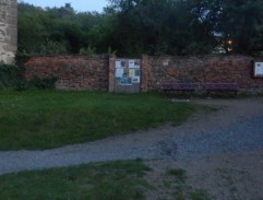 Auto před klášterem