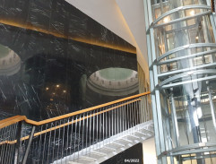 Hotelové schodiště