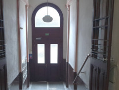 V domě, kde žije Osvaldová