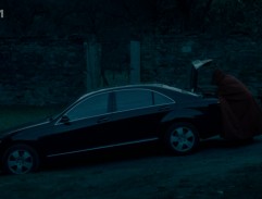 Auto před klášterem