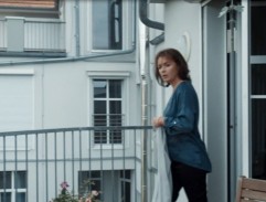 MUDr. Smutná na balkoně