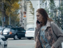 Grygarová před kavárnou