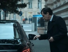 Kobza před kanceláří