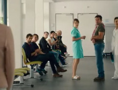 Bezva ženská na krku