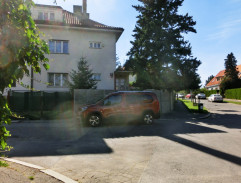 dom pred autobusovou zastávkou