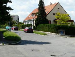 ulica pred autobusovou zastávkou