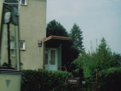 dom pred autobusovou zastávkou