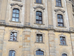 Průčelí kláštera